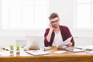 Genç işadamı okuma modern beyaz office belgelerinde konsantre