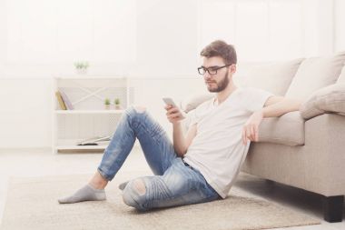 Genç adam evde online mesajlaşma