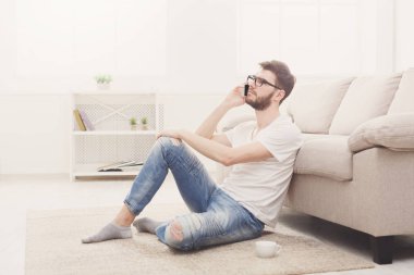 Cep telefonunuzda ciddi genç adam evde konuşmak