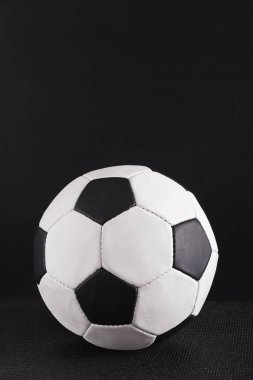 futbol topu siyah arkaplanda