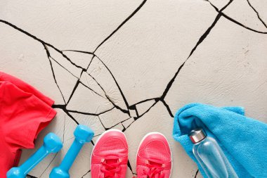 Şık spor giyim ve malzemeleri üst görüntüleme