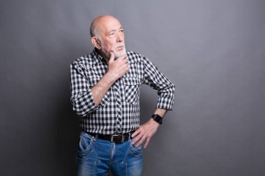 Dalgın olgun man, kopya alanı arıyorum