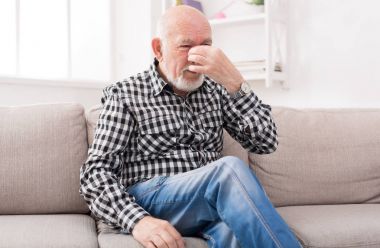 Baş ağrısı burun arkası pinching ile yaşlı adam