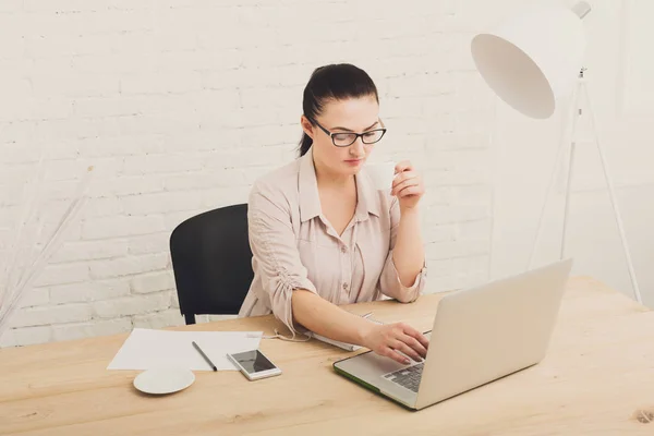 Mujer de mediana edad de negocios en la oficina con café — Foto de Stock