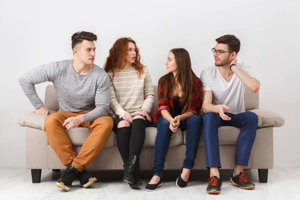 Jóvenes amigos felices, gente informal sentada en el sofá —  Fotos de Stock
