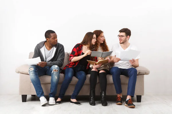 Diversos jóvenes estudiantes que se preparan para el examen en casa — Foto de Stock