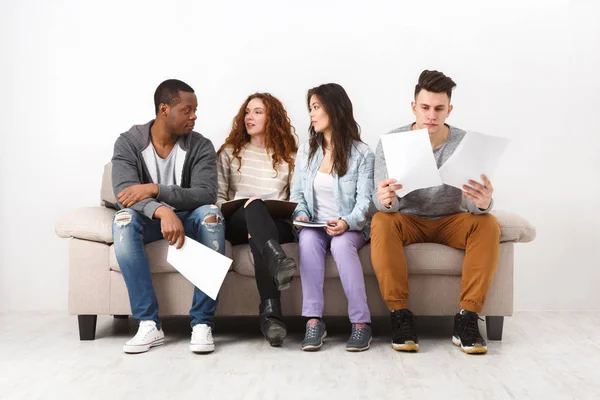 Diversos jóvenes estudiantes que se preparan para el examen en casa — Foto de Stock