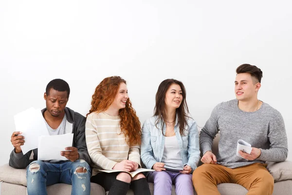 Çeşitli genç öğrenciler evde sınavına hazırlık