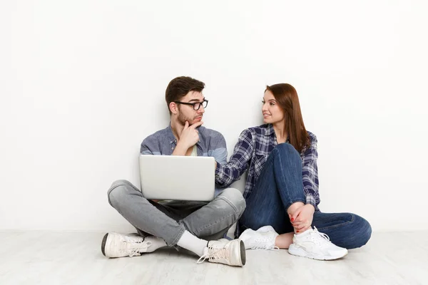 Pareja discutiendo el trabajo en el interior del hogar —  Fotos de Stock