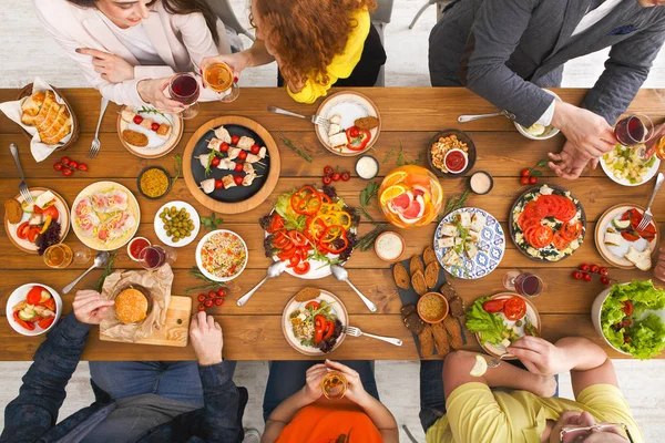 İnsanların sağlıklı yemekler hizmet tablo akşam yemeğinde yemek.