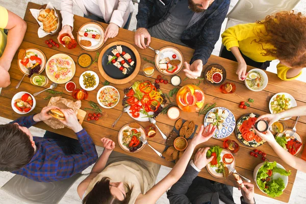 La gente come comidas saludables en la cena de mesa servida —  Fotos de Stock