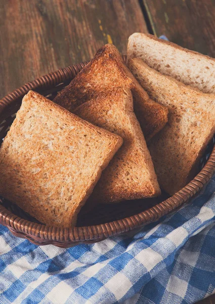 Frukost bakgrund, skålar på rutig servett närbild — Stockfoto