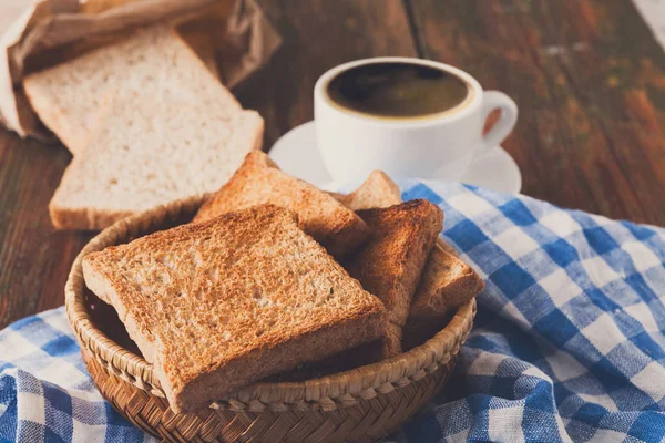 Frühstückshintergrund, Toast und Kaffee auf rustikalem Holz — Stockfoto