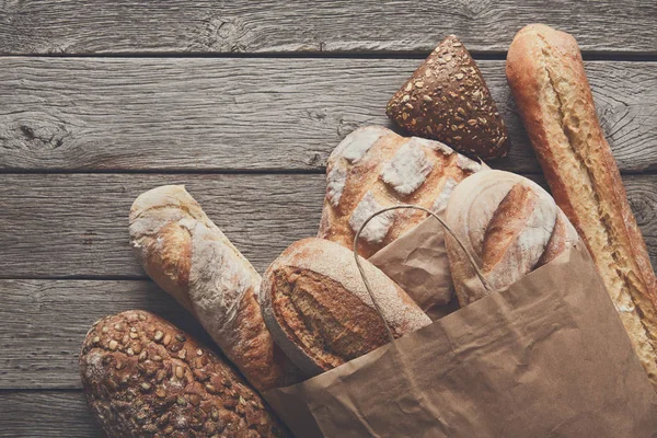 Panadería de pan fondo. Pan de trigo marrón y blanco comp — Foto de Stock