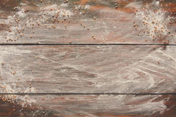 Concetto di cottura su fondo legno, farina cosparsa con centro benessere copia — Foto Stock