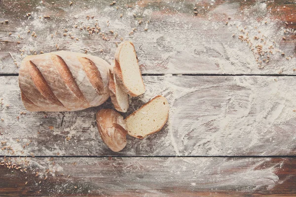 Fırın kavramı arka plan. Beyaz ekmek rustik ahşap üzerine dilimlenmiş.