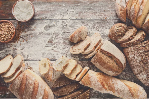 Ekmek fırın arka plan. Kahverengi ve beyaz buğday tahıl somun comp