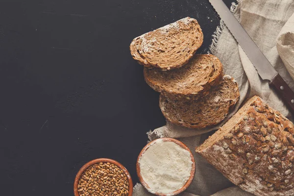 Fırın kavramı. Dilimlenmiş ekmek arka plan bol