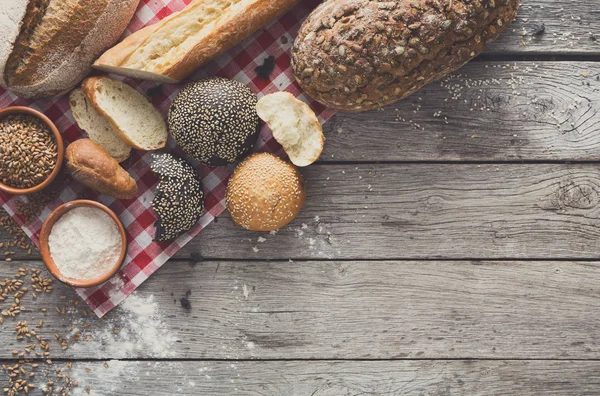 Kırsal ahşap üzerinde kopyalama alanı olan ekmek arkaplanı