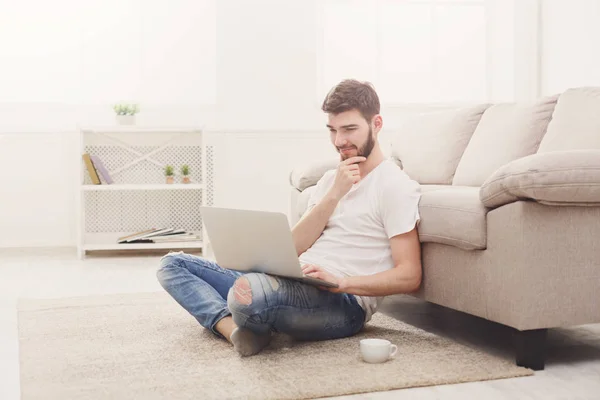 Hombre con portátil en el interior — Foto de Stock