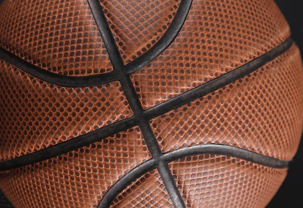 Bola basket lama pada penutupan latar belakang hitam — Stok Foto