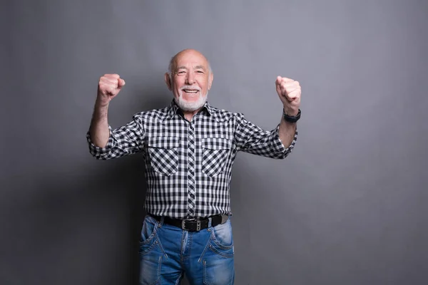 Uomo anziano eccitato molto felice di successo — Foto Stock