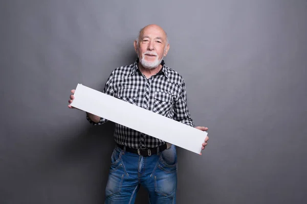 Senior man met lege wit bord — Stockfoto