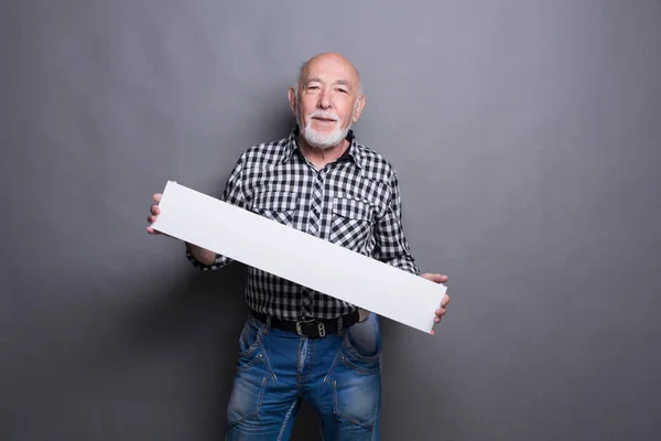 Homme âgé avec tableau blanc vierge — Photo