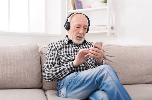 Ανώτερος άνθρωπος, να ακούτε μουσική με ακουστικά — Φωτογραφία Αρχείου