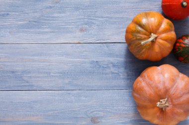 Kopya alanı mavi ahşap zemin üzerine kabaklar