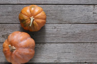 Kopya alanı gri ahşap zemin üzerine kabaklar