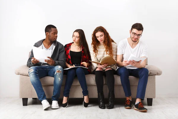 Diversos jóvenes estudiantes que se preparan para el examen en casa — Foto de Stock