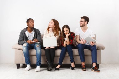 Çeşitli genç öğrenciler evde sınavına hazırlık