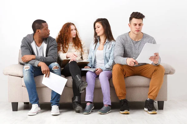 Diversos jóvenes estudiantes que se preparan para el examen en casa — Foto de Stock