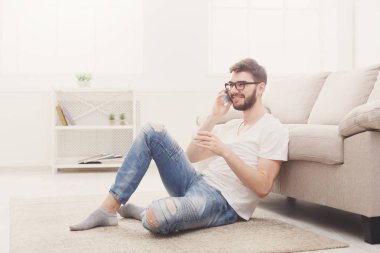Adam evde mobile ile gözlük