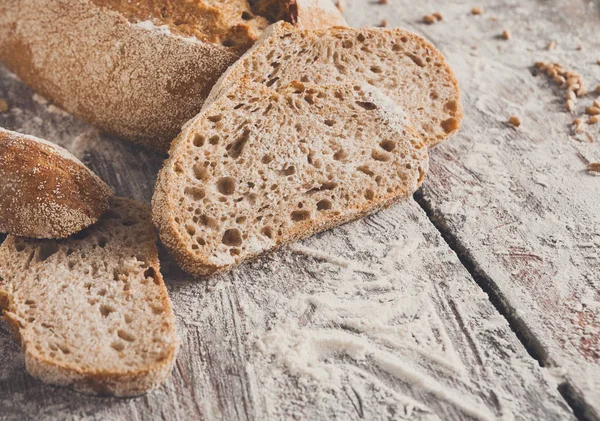 Fırın kavramı. Dilimlenmiş çavdar ekmeği arka plan bol