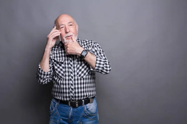 Nadenkend senior man praten over telefoon — Stockfoto