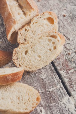 Fırın kavramı. Dilimlenmiş beyaz ekmek arka plan bol