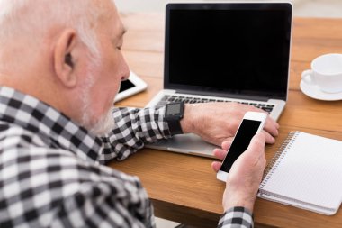 Komuta sizde Smartphone mockup kullanarak