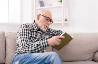 Komuta sizde kopya alanı evde, kitap okuma