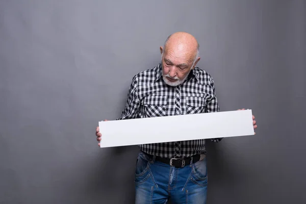 Homem sênior com placa branca em branco — Fotografia de Stock