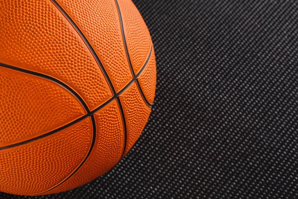 Bola basket pada latar belakang hitam menyalin ruang — Stok Foto