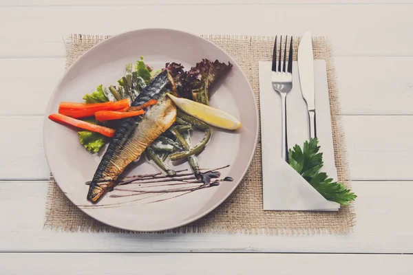 Füstölt makréla, zöldséggel, éttermi étkezés — Stock Fotó