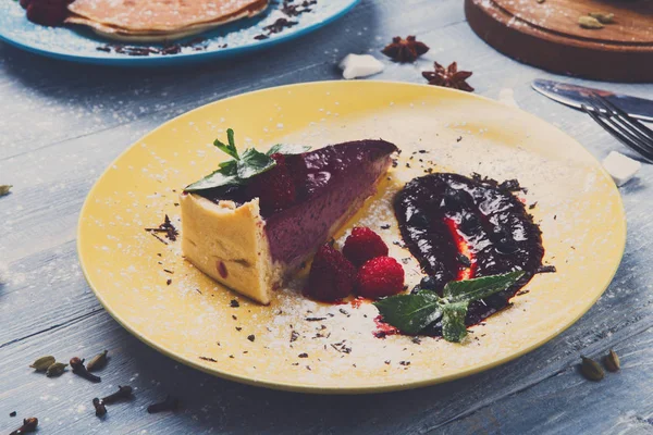 Sobremesa de restaurante de cheesecake de bagas — Fotografia de Stock