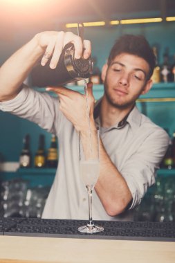 Genç barmen kokteyl içki cam içine dökme