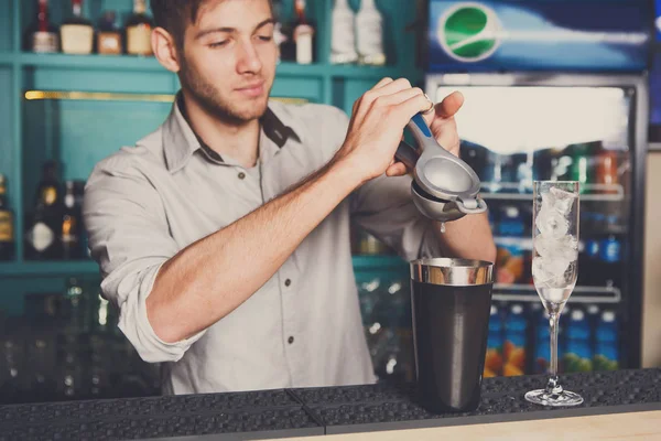 Bartender making cocktail with lime, close-up — Stock Photo, Image