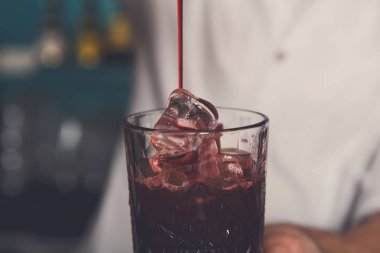 Kokteyl içki cam içine dökme barmen