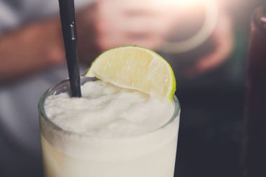 Köpüklü Hindistan cevizi pina colada kokteyli, yakın çekim