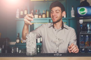 Barmen kokteyl closeup için buz yapma
