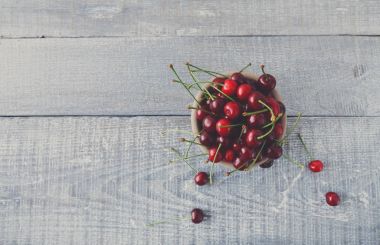 Mavi rustik ahşap üzerine taze kiraz